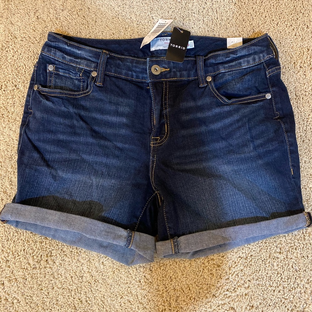 torrid dark denim roll hem jean shorts - Picture 3 of 7